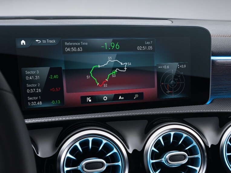 Mercedes-Benz 顯示器上的 AMG TRACK PACE 賽道駕馭應用程式。