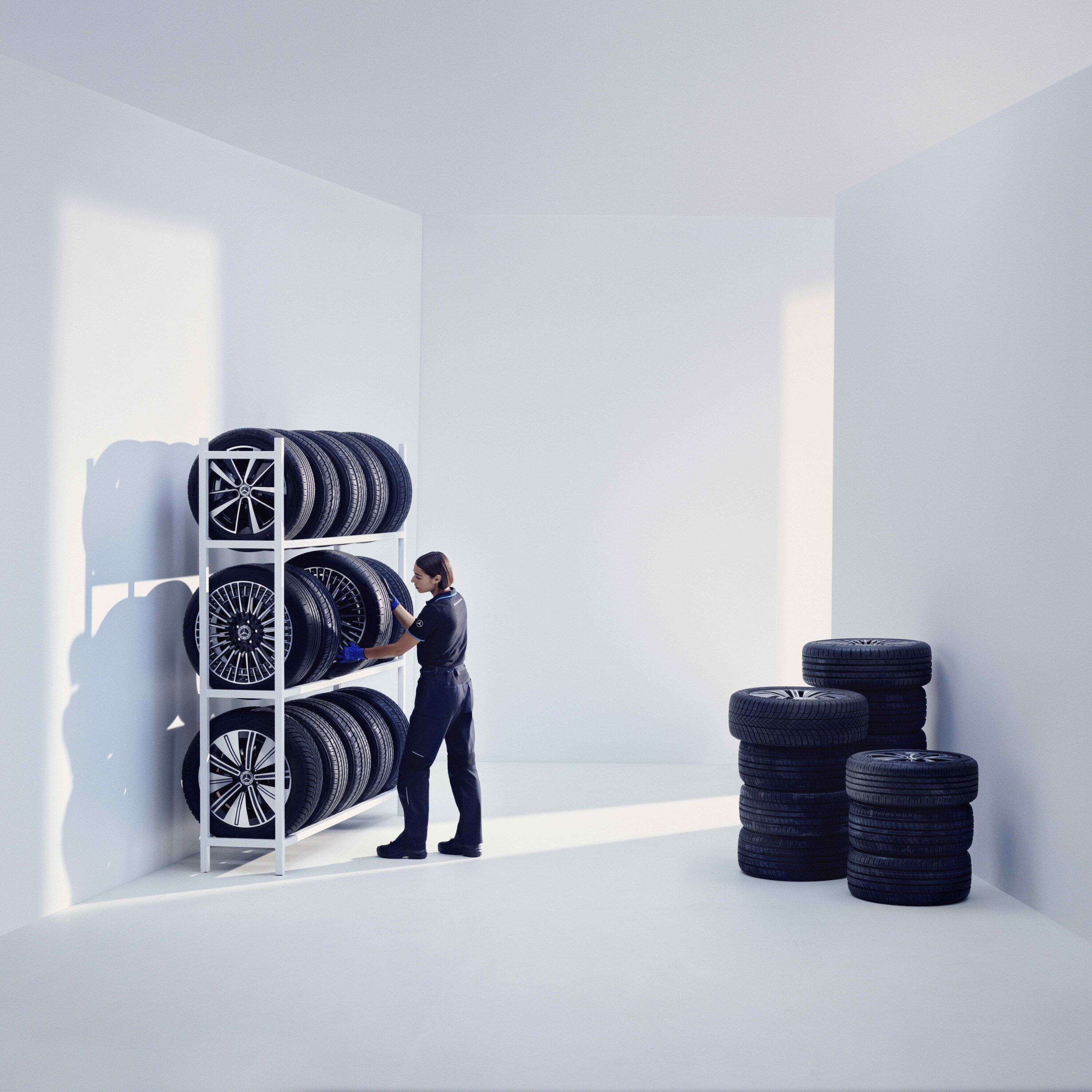 一位 Mercedes-Benz 技術人員將 Mercedes-Benz 原廠輪胎放在架子上。