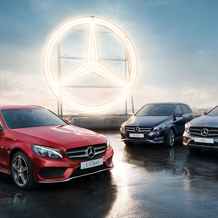 一位女士正在從容駕駛她的 Mercedes。