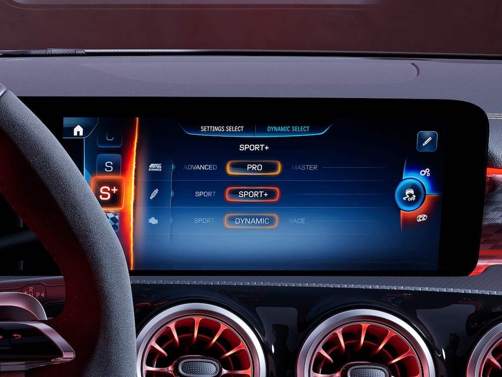 MBUX 2.0 多媒體系統搭配數位儀表與 AMG 專屬顯示設計