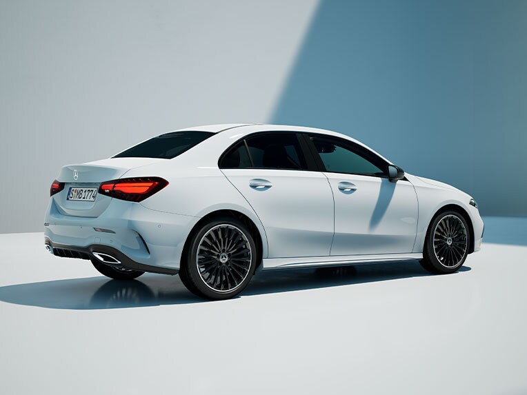 Mercedes-Benz A-Class 轎車偏側車尾視圖。