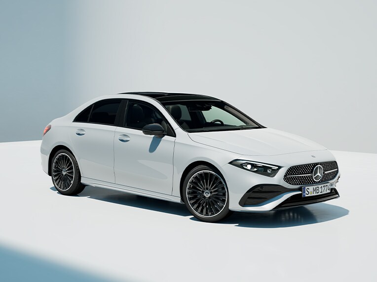 Mercedes-Benz A-Class 轎車頭視圖。