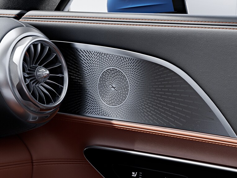 全新 Mercedes-AMG GT 轎跑車中的 Burmester® 頂級 3D 環繞音響系統的音響喇叭。