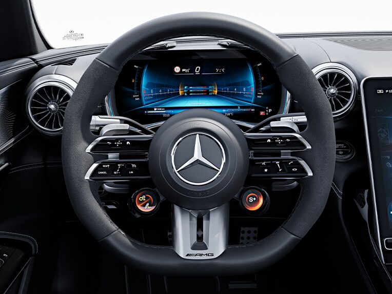 全新 Mercedes-AMG GT 轎跑車內採 Nappa 真皮 / MICROCUT 微纖維材質的 AMG 高性能方向盤。