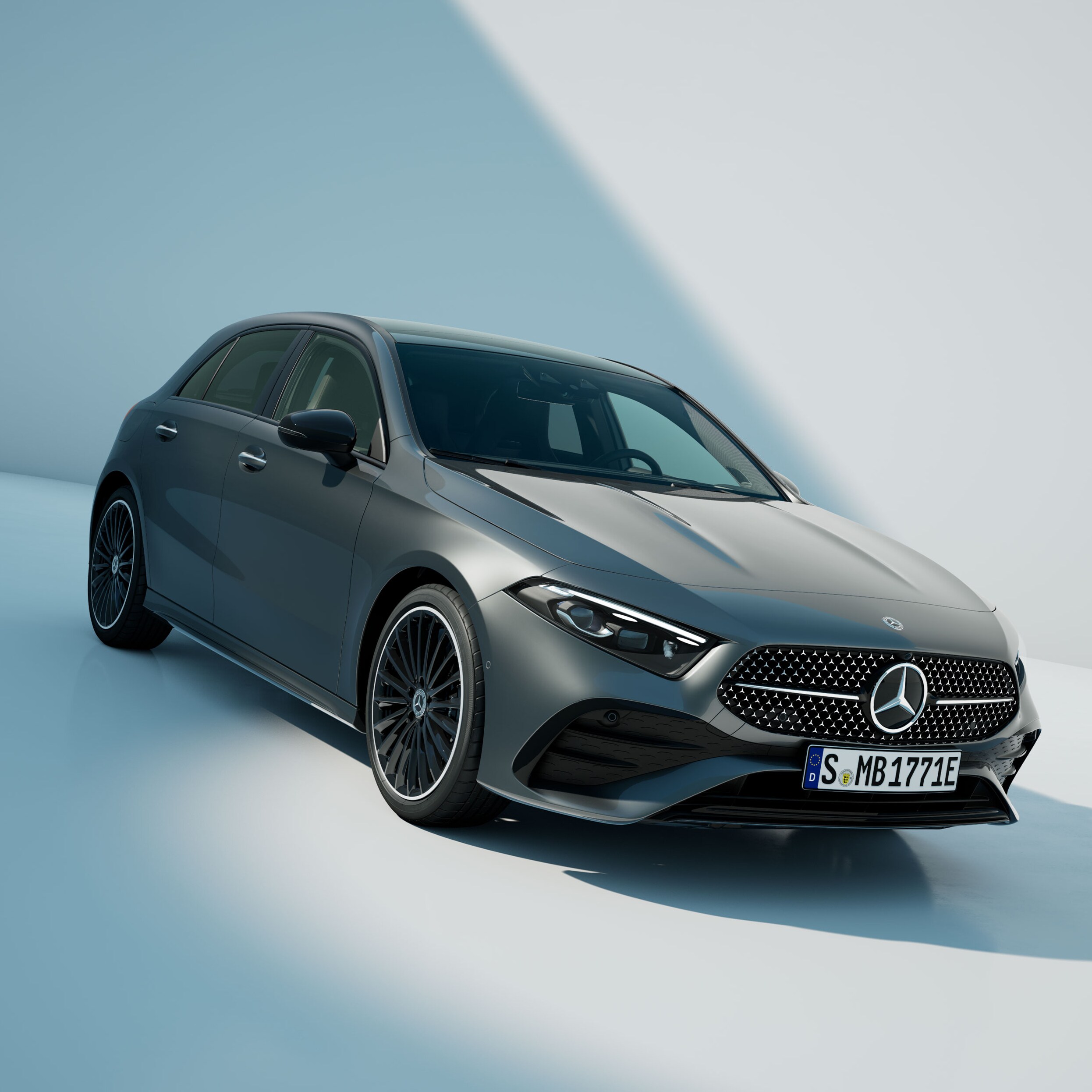 全新 Mercedes-Benz A-Class 小型轎車的車頭側視圖。