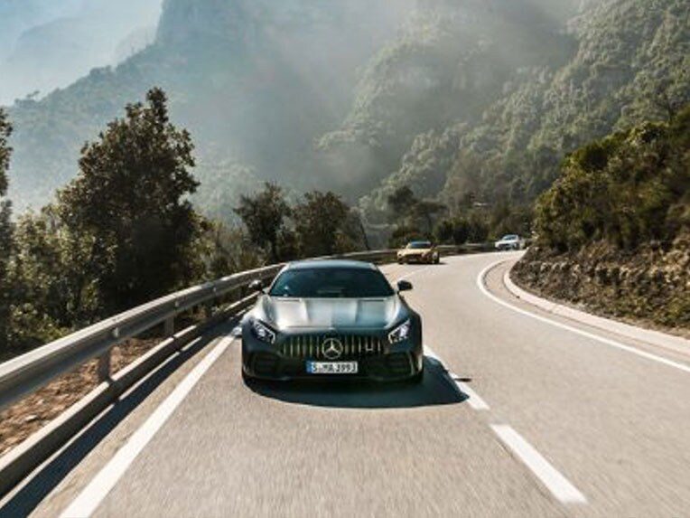車頭視角下 Mercedes-AMG GT R 行駛在街道上。