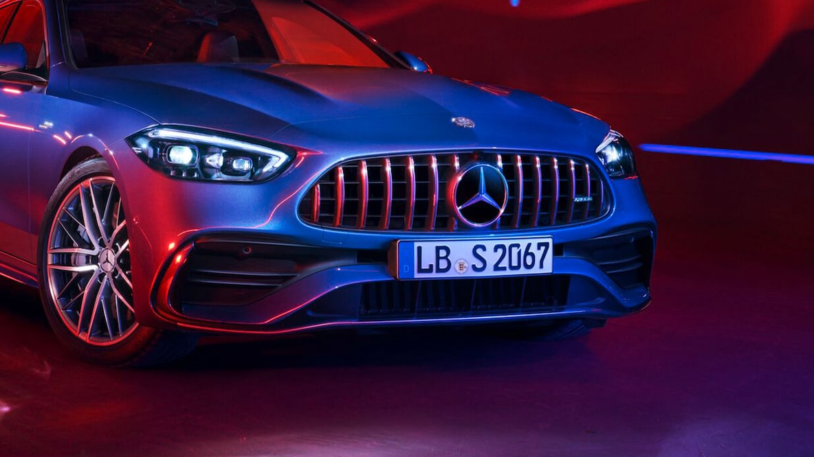 Mercedes-AMG C 63 S E PERFORMANCE 在紅色背景下的車頭視圖。