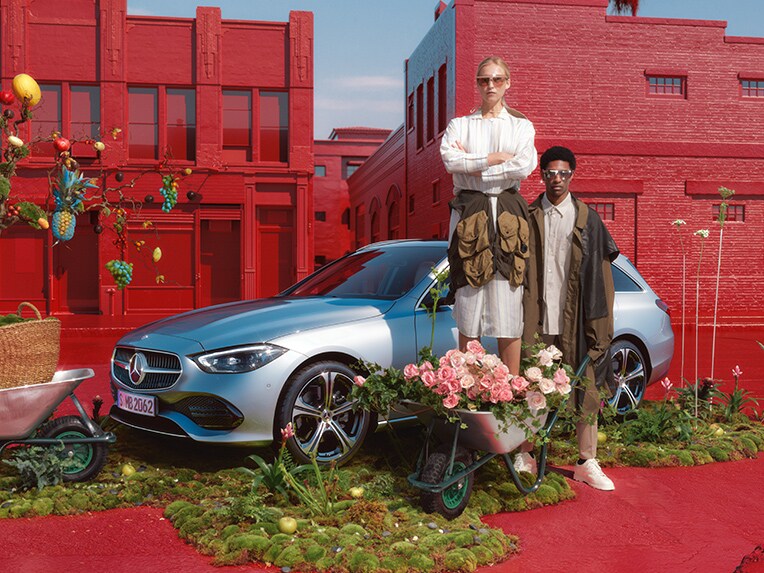Mercedes-Benz C-Class 旅行車的側視圖。