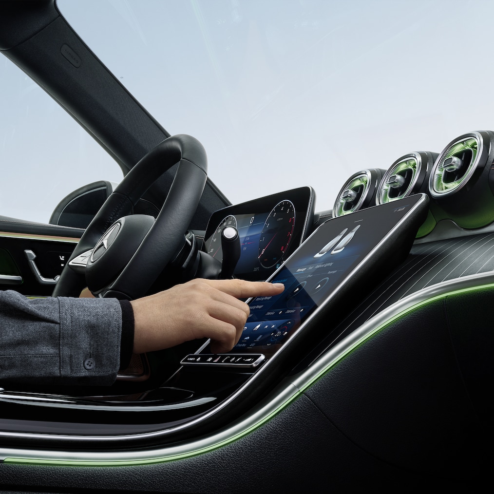 Mercedes-Benz C-Class 的駕駛艙和顯示器特寫。