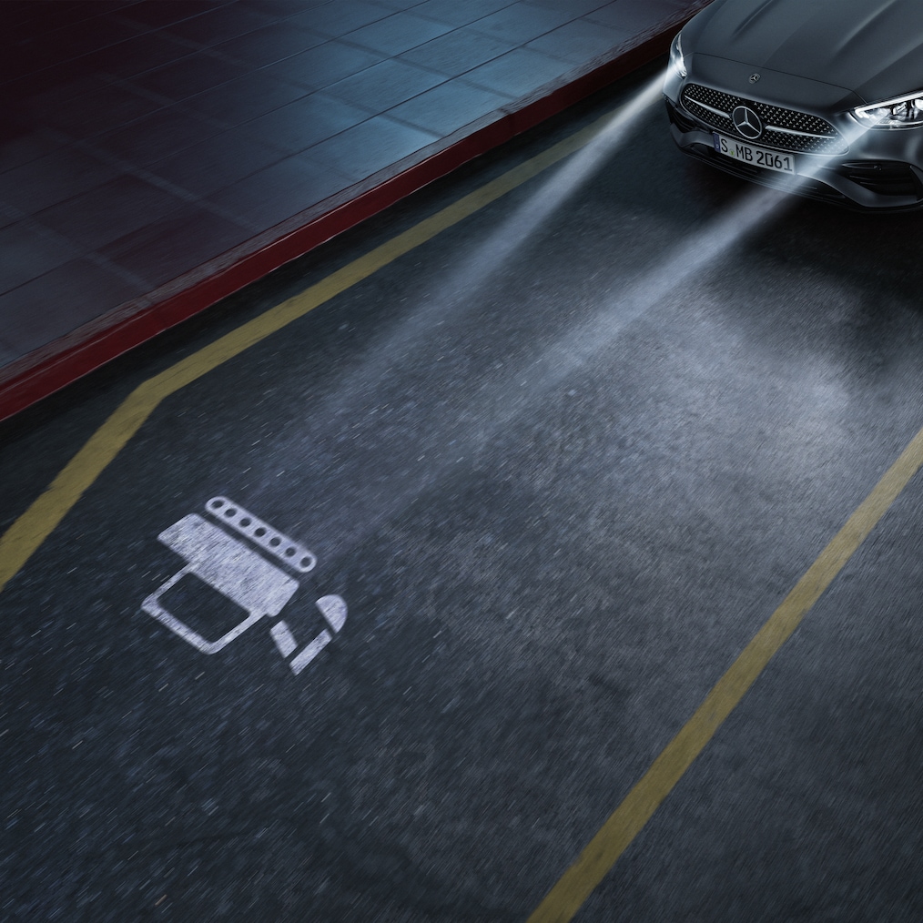 Mercedes-Benz C-Class 的 DIGITAL LIGHT 頭燈系統特寫。。