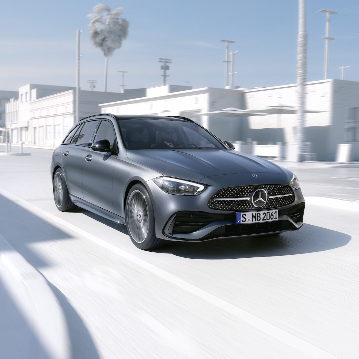 Mercedes-Benz C-Class 旅行車的車頭偏側視圖。