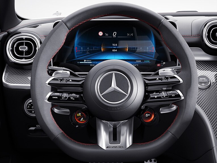 Mercedes-AMG C 43 4MATIC 轎車採 Nappa 真皮包覆／DINAMICA 微纖維的 AMG 高性能跑車方向盤。
