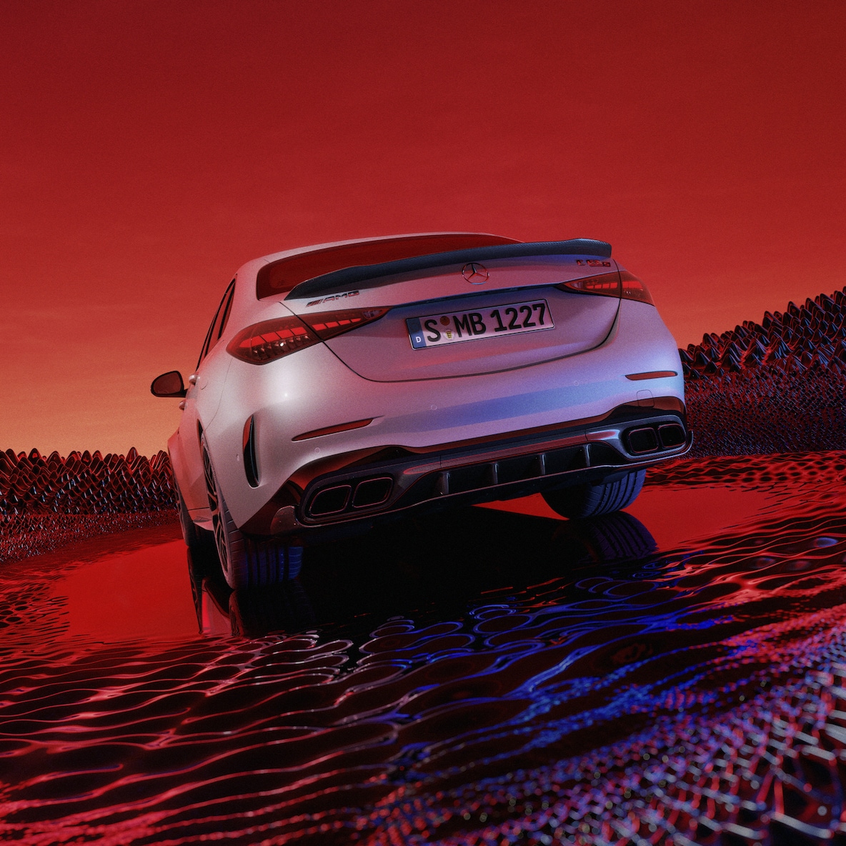 Mercedes-AMG C 63 S E PERFORMANCE 旅行車版本的車尾偏側視圖。