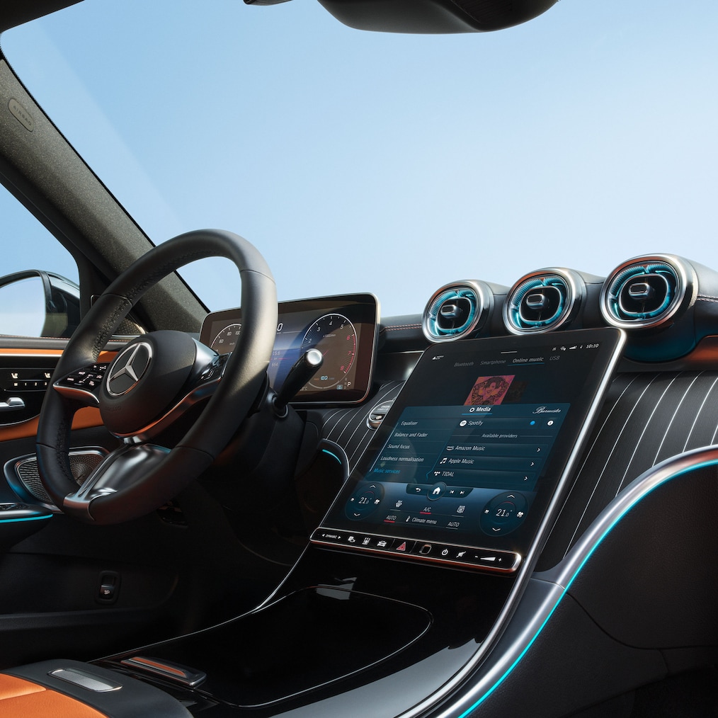 Mercedes-Benz C-Class 的駕駛艙和顯示器特寫。