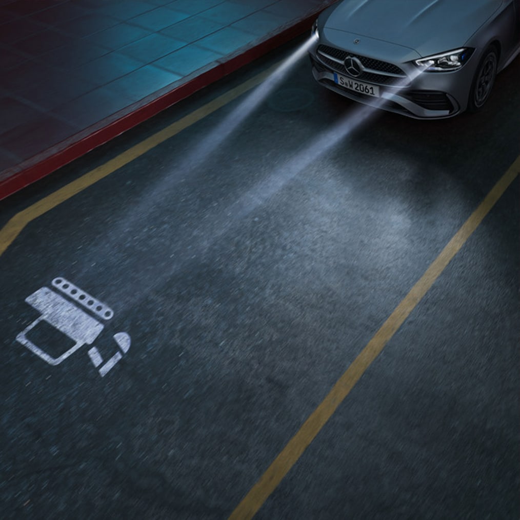 Mercedes-Benz C-Class 的 DIGITAL LIGHT 頭燈系統特寫。