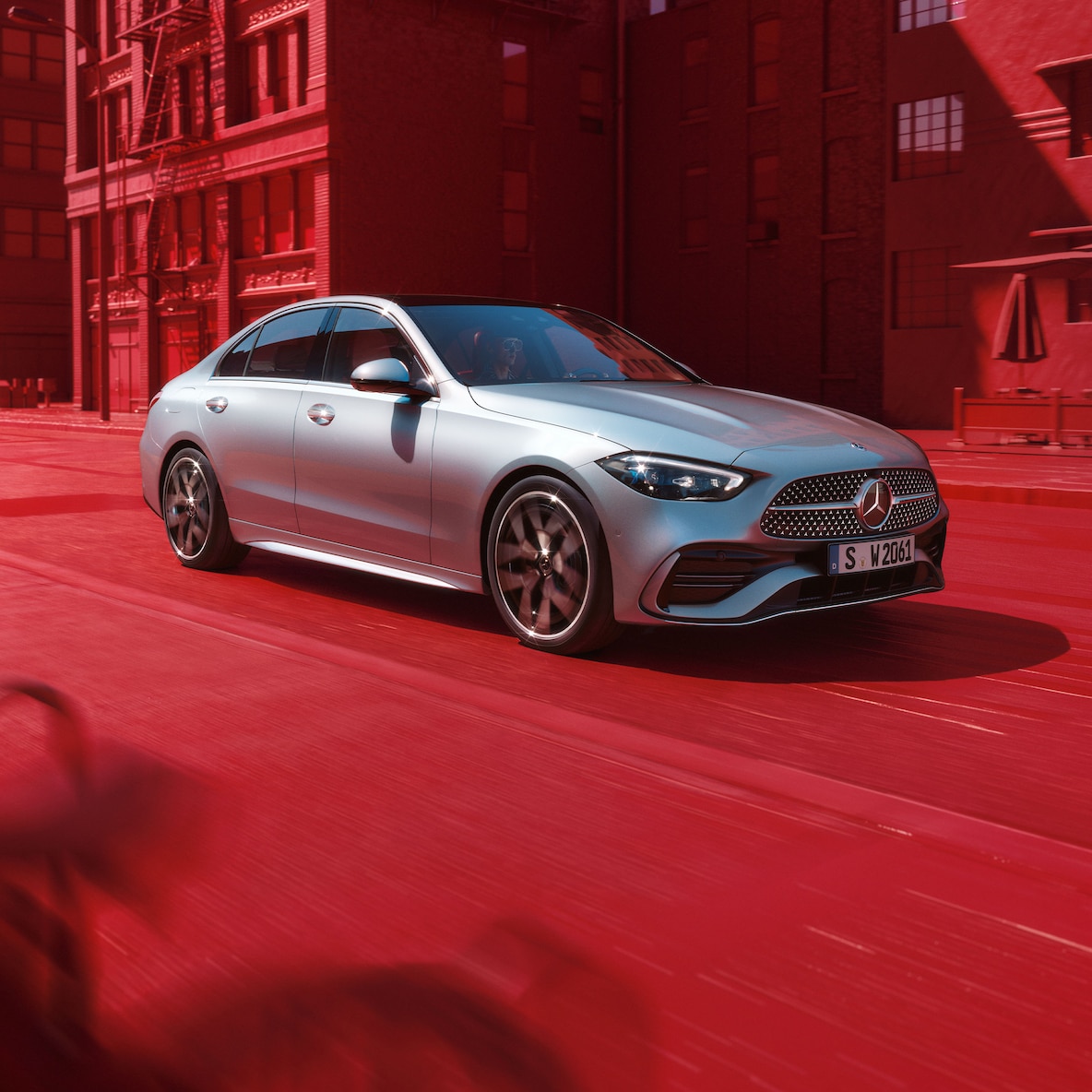 Mercedes-Benz C-Class 轎車的車尾偏側視圖。