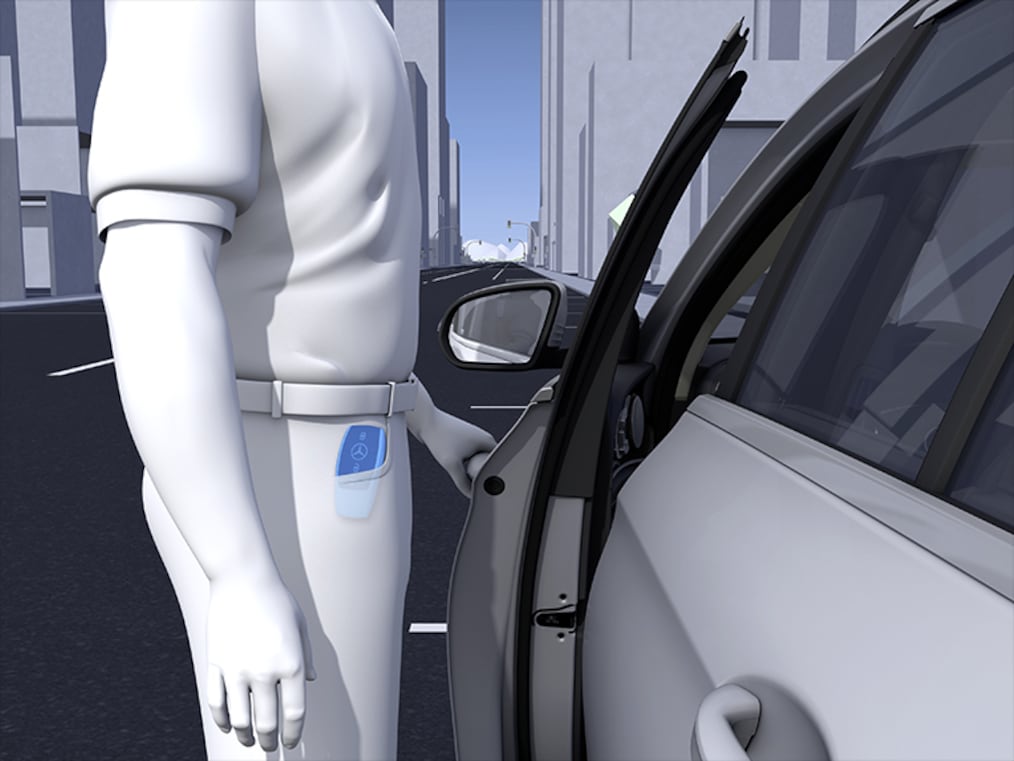 EQS 運動休旅車駕駛側車門打開時的車尾視圖。