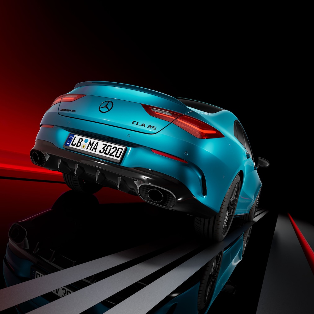 Mercedes-AMG CLA 35 4MATIC 轎跑車的車頭偏側視圖。