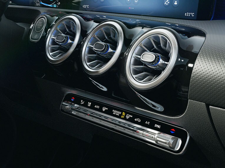 全新 Mercedes-Benz CLA 轎跑車內的 THERMOTRONIC 自動恆溫空調。
