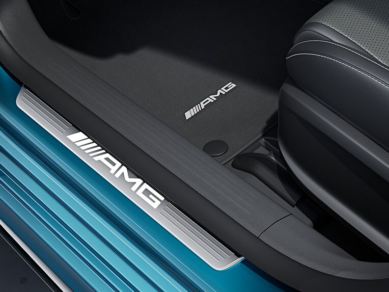 Mercedes-AMG CLA 轎跑車內的車門檻。