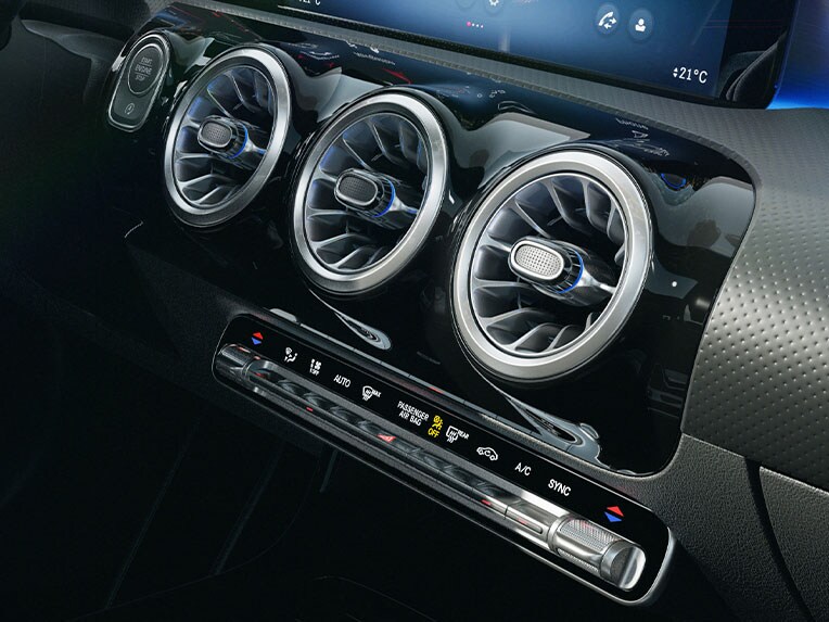 全新 Mercedes-Benz CLA Shooting Brake 內的 THERMOTRONIC 自動恆溫冷氣控制。