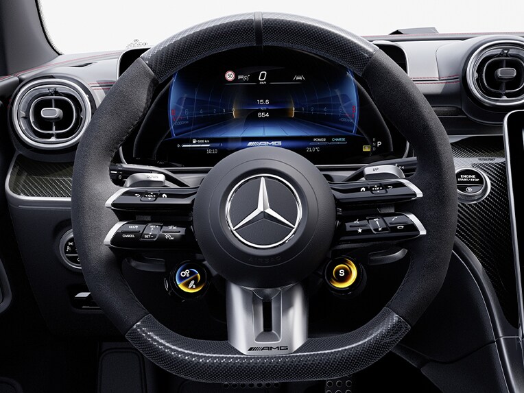 Mercedes-AMG CLE 敞篷車內採碳纖維設計／MICROCUT 微纖維材質的 AMG 高性能方向盤。