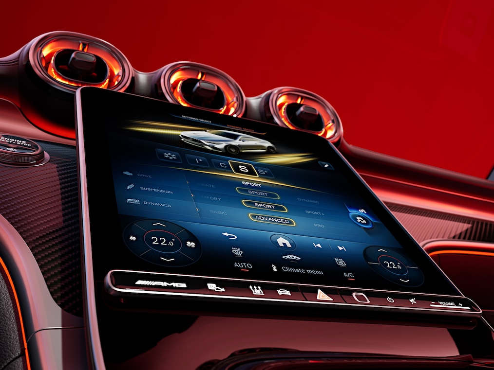 Mercedes-AMG CLE 53 4MATIC+ 轎跑車的車尾偏側視圖（或車尾視圖）。