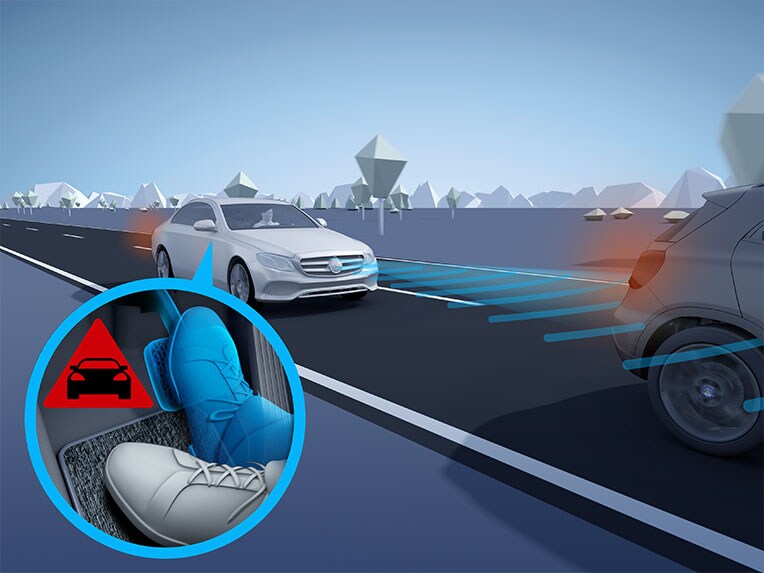 全新 Mercedes-Benz CLE 轎跑車的主動防撞輔助功能圖解。