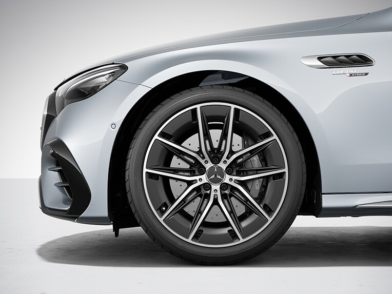 Mercedes-AMG E-Class 轎車的 AMG 車輪。
