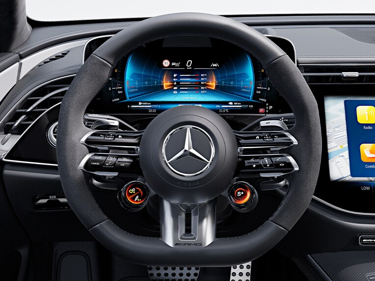 Mercedes-AMG E-Class 轎車內採 Nappa 真皮／MICROCUT 微纖維材質 AMG 高性能方向盤。