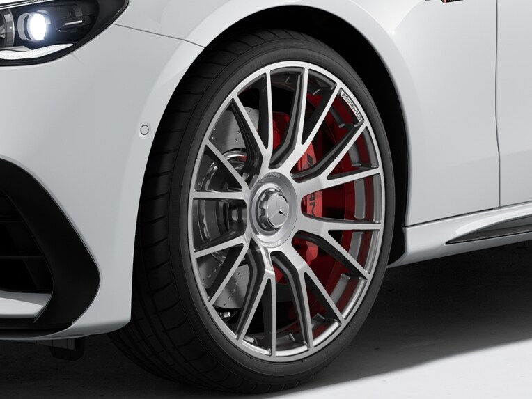 Mercedes-AMG E-Class 轎車 AMG DYNAMIC PLUS 套件。