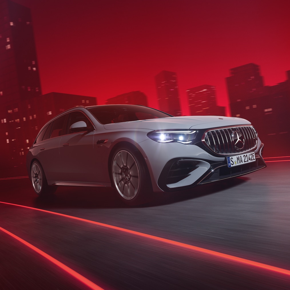 Mercedes-AMG E 53 HYBRID 4MATIC+ 動態正面車側視圖（駕駛鏡頭）。