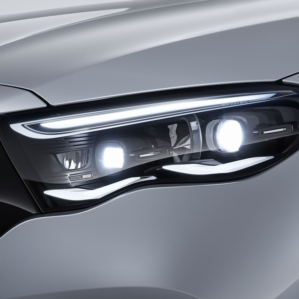 Mercedes-Benz E-Class 轎車的車頭視圖。