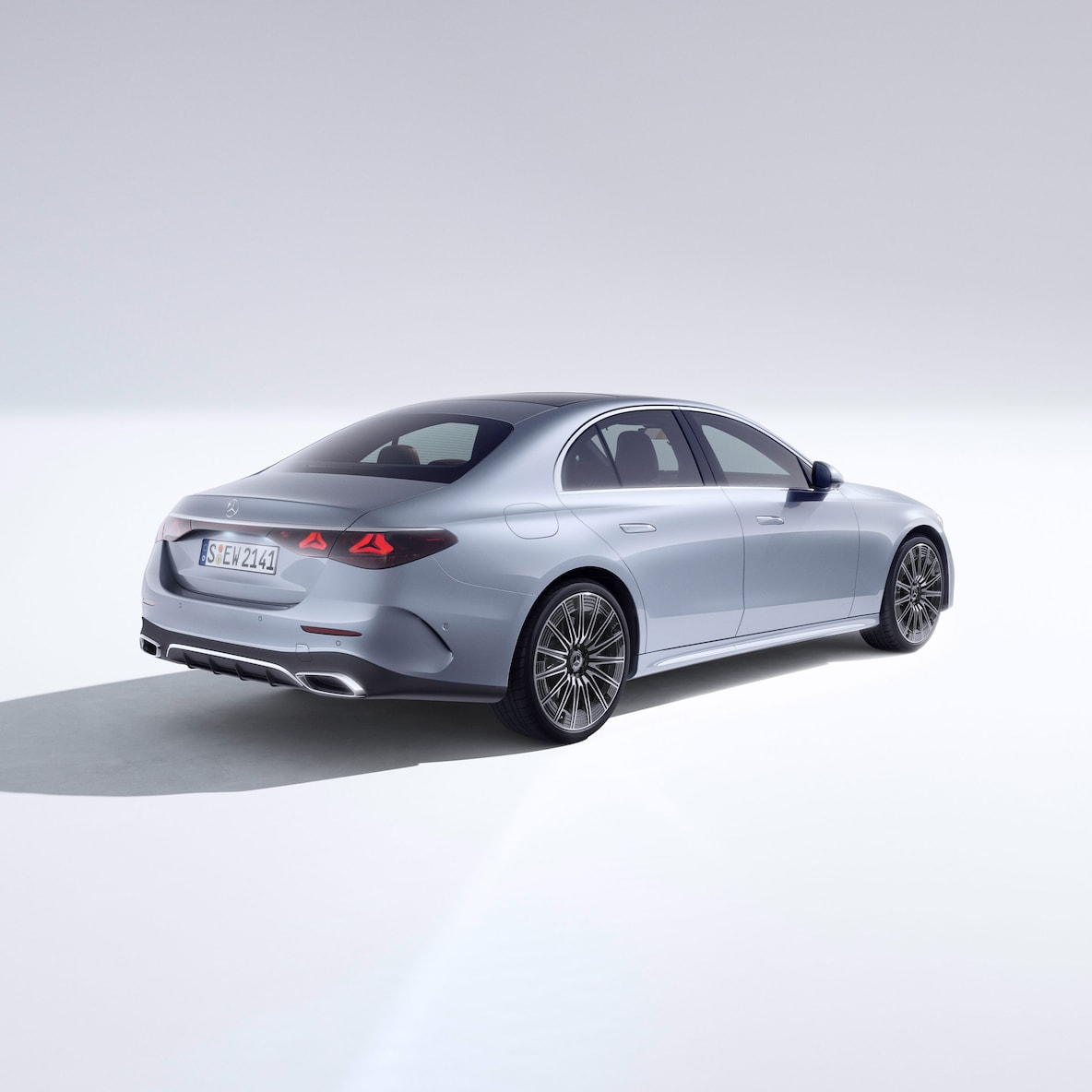 E-Class 轎車：Mercedes-Benz 豪華轎車尾偏側視圖。