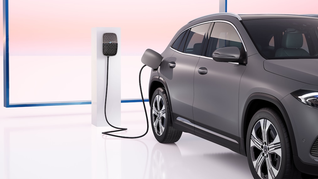 在電動車充電站旁的 Mercedes-Benz EQA 視圖。