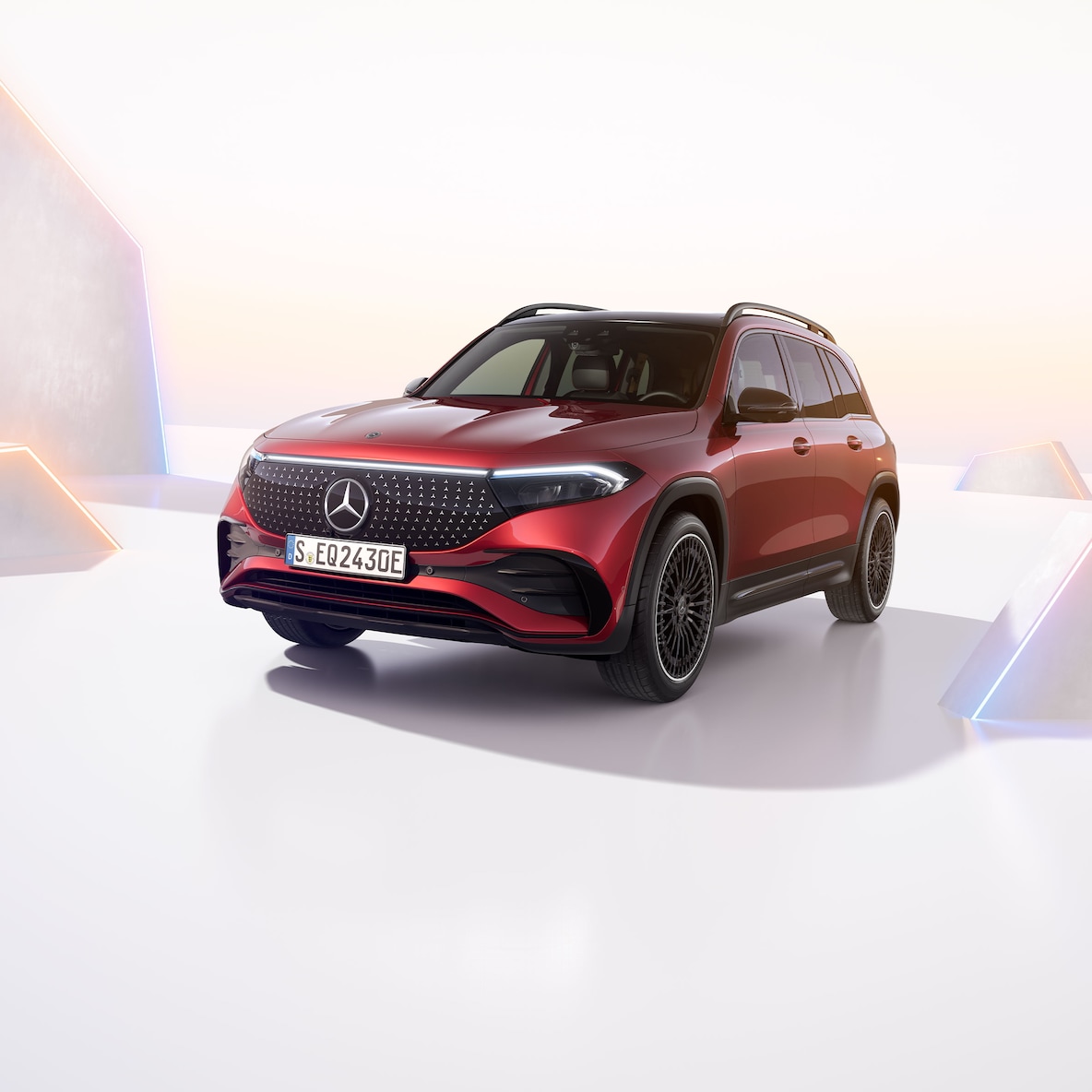 Mercedes-Benz EQB 的車頭偏側視圖。