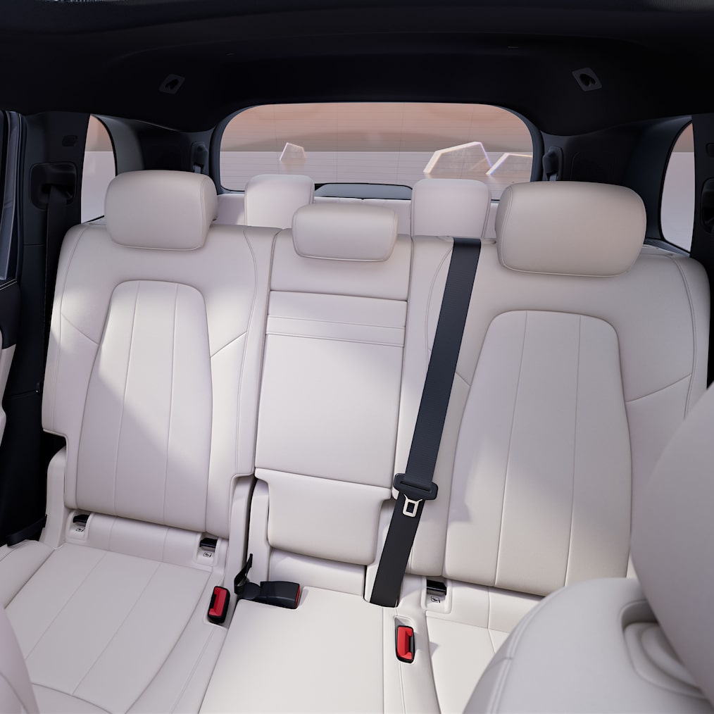 車內空間前部及後排座椅和行李艙視圖。