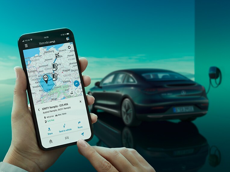 在 Mercedes Benz 壁掛式充電器充電的 EQE 轎車。