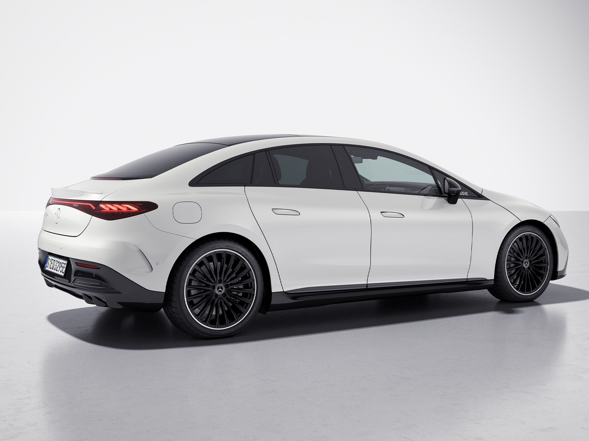 配備夜色套件的 Mercedes-Benz EQE 豪華轎車。