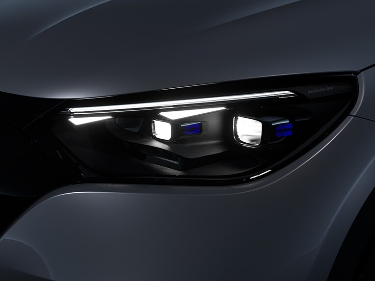 全新 Mercedes-EQ EQE 運動休旅車的 DIGITAL LIGHT 的頭燈前視圖。