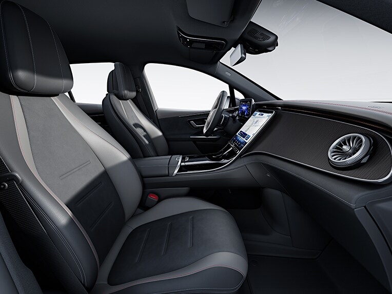 全新 Mercedes-Benz EQE 運動休旅車附 AMG Line 內裝配備系列的內裝。