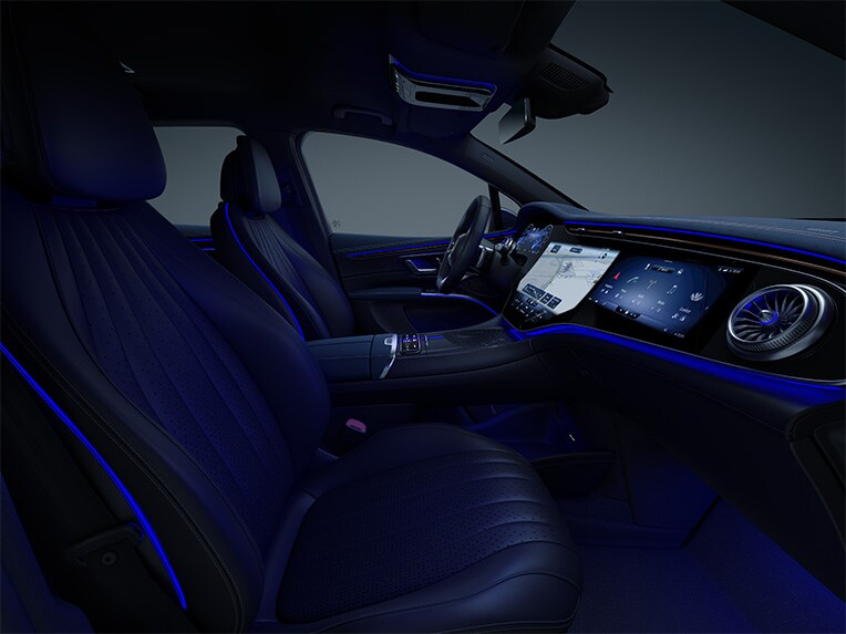 Mercedes-EQ EQS 運動休旅車內的主動式車內環景式燈光照明。