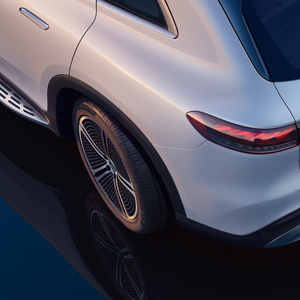 從上方拍攝，顯示 EQS 運動休旅車的左後部，其中後輪稍微轉向。