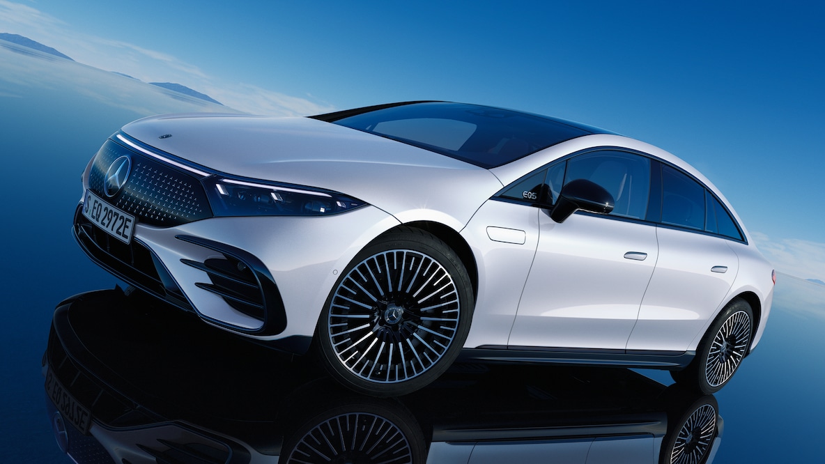 Mercedes-Benz EQS 轎車的車頭偏側視圖。