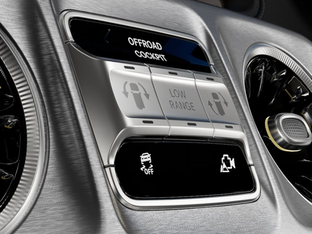 在儀表顯示器／多媒體顯示器中提供越野專屬顯示，或展示正在越野行駛的 Mercedes-Benz G 580。