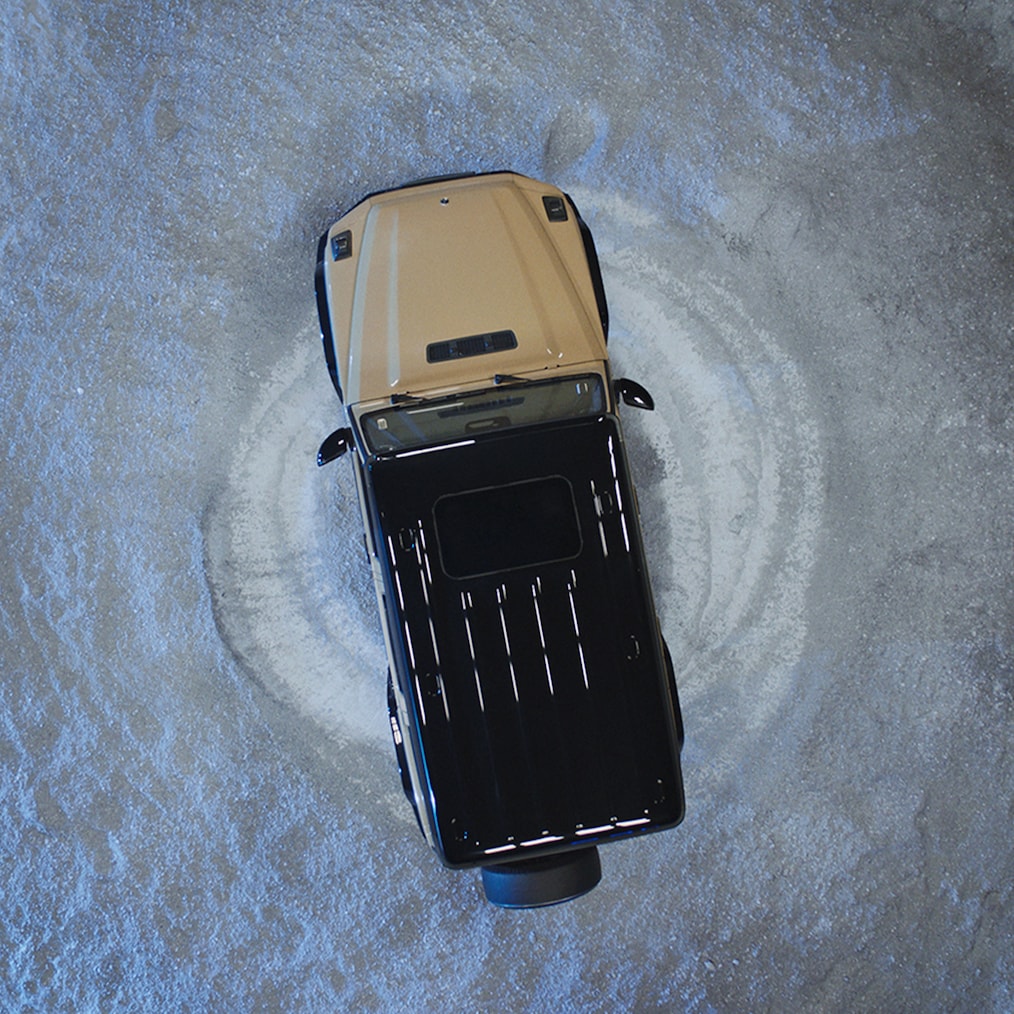 在儀表顯示器／多媒體顯示器中提供越野專屬顯示，或展示正在越野行駛的 Mercedes-Benz G 580。