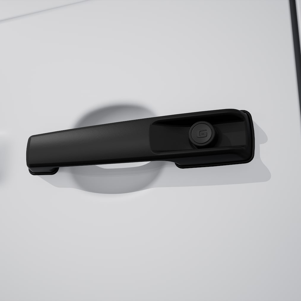 MANUFAKTUR 黑色車門把手及浮雕式標誌特寫。