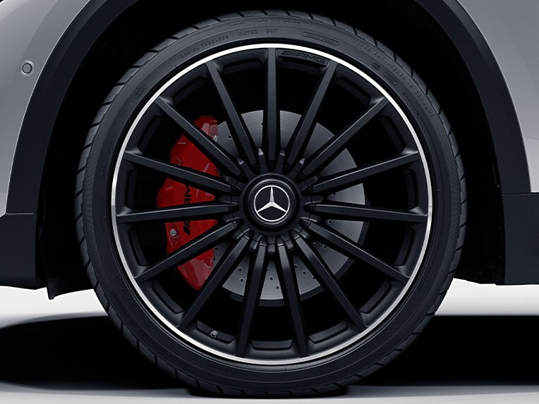 全新 Mercedes-AMG GLA 的紅色烤漆煞車卡鉗。