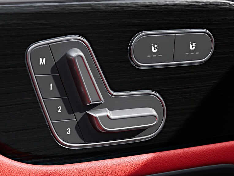 全新 Mercedes-AMG GLA 的駕駛員和前座乘客座椅空調控制。