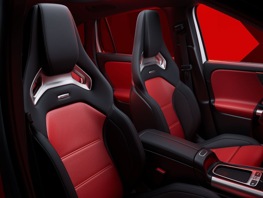 Mercedes-AMG GLA 內裝配備 AMG 高性能座椅和 AMG 高性能方向盤。